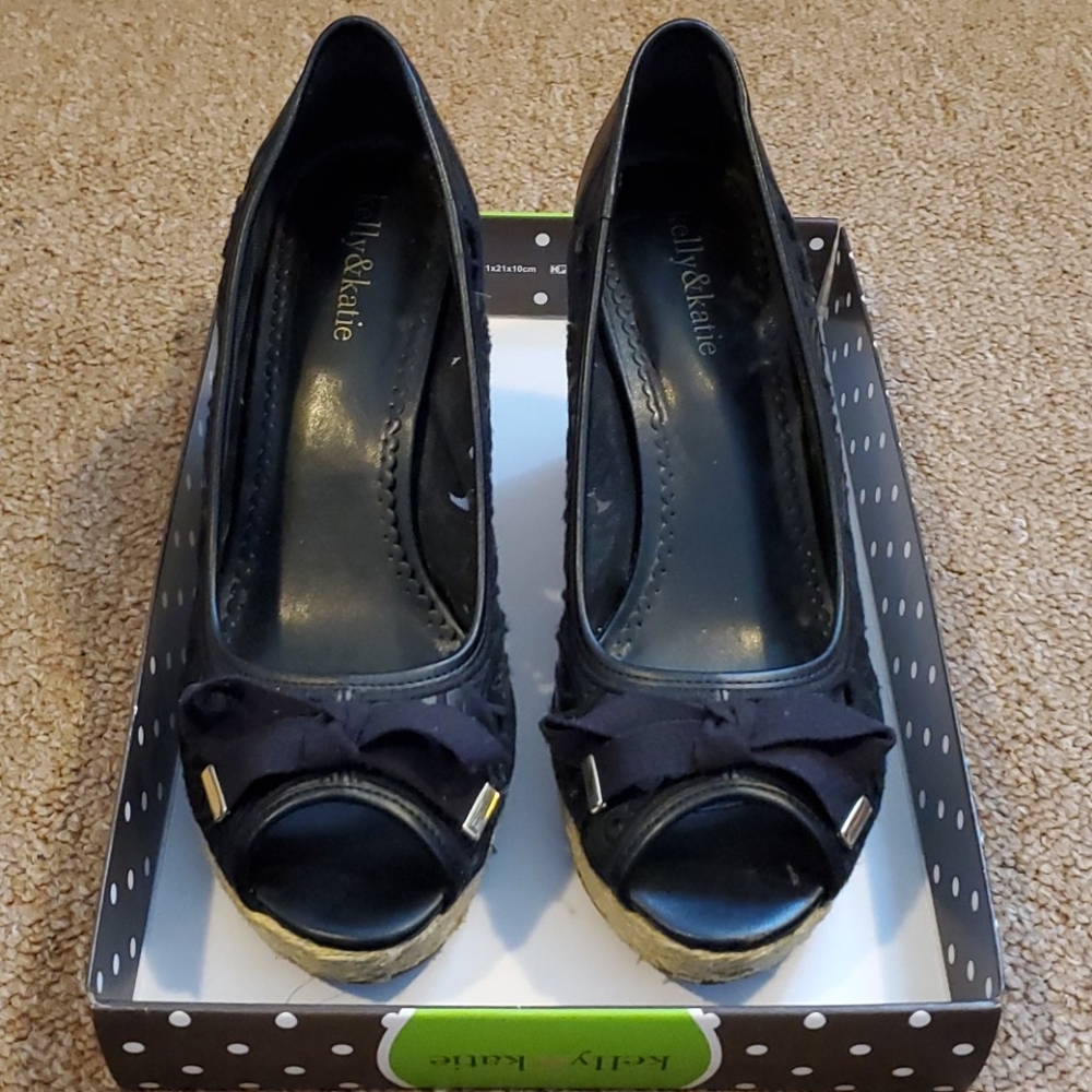 Black wedges